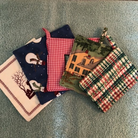 5 Different Winter Themed Pot Holders - Picture 1 of 11